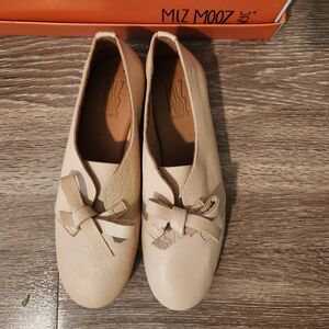 New In Box Miz Mooz Women's Cream Leather Shoes